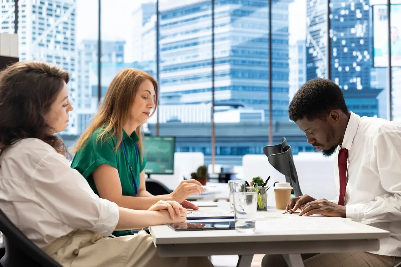 Работодатели договариваются об условиях с соискателем, пользующимся тростями для ходьбы.