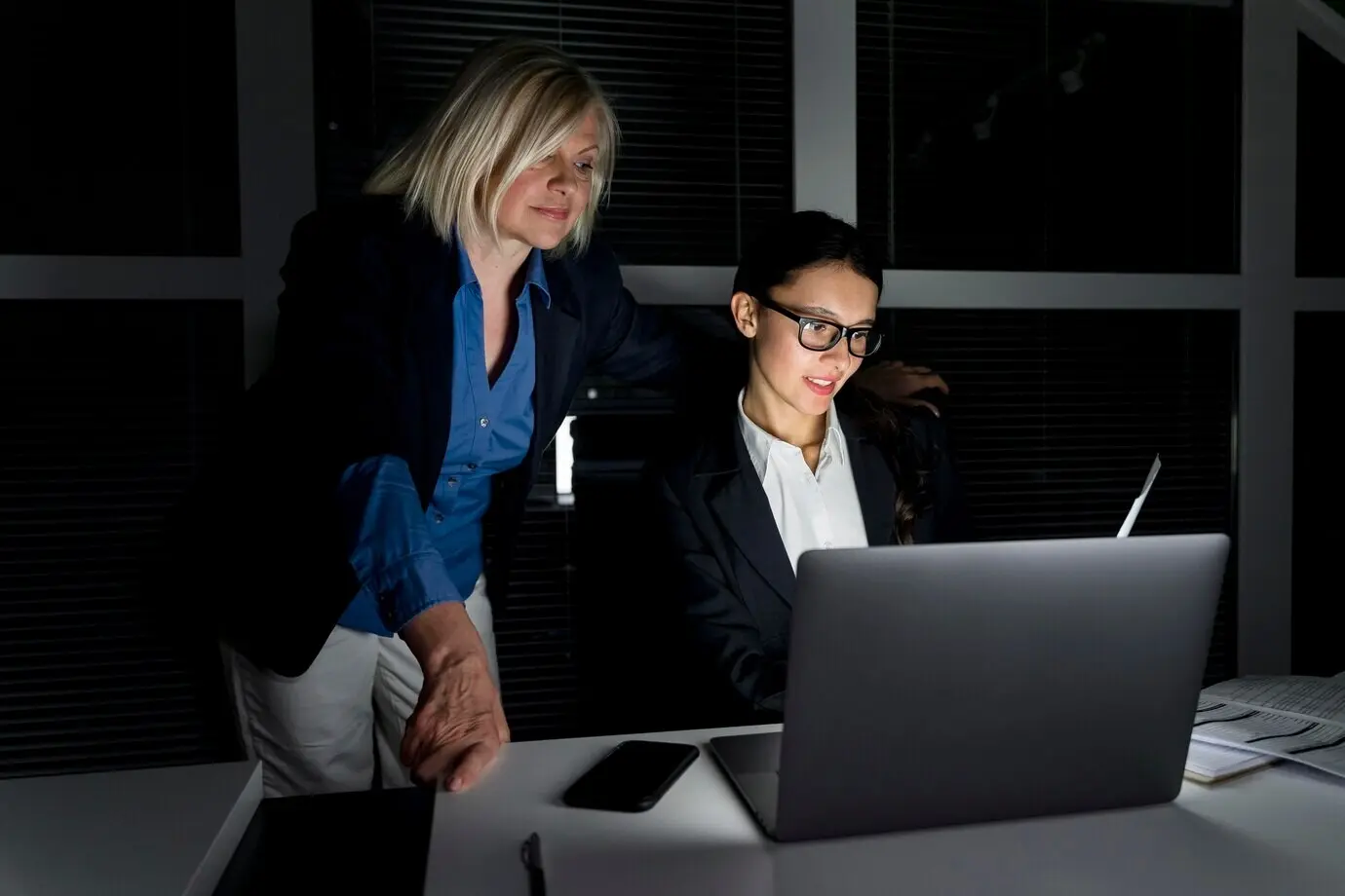 Члены бизнес-команды, работающие допоздна